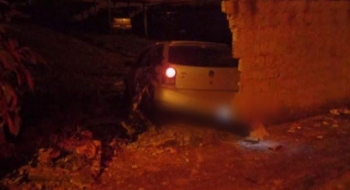 Motorista atropela duas mulheres em calçada, derruba muro de casa e foge em seguida